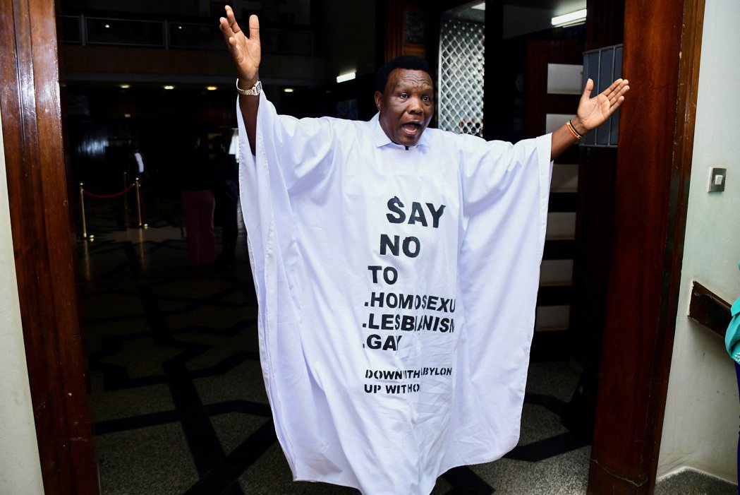 烏干達國會21日通過強硬的反同性戀法案。圖為一名烏干達國會議員穿著一件長袍，上面...