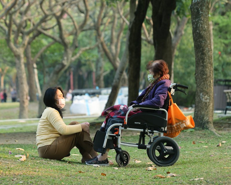 根據衛福部資料估計，2026年台灣長期照顧需求人數將超過100萬人，而老人平均需要照顧時間約8年至10年，有65%需仰賴家人照顧。圖／報系資料照