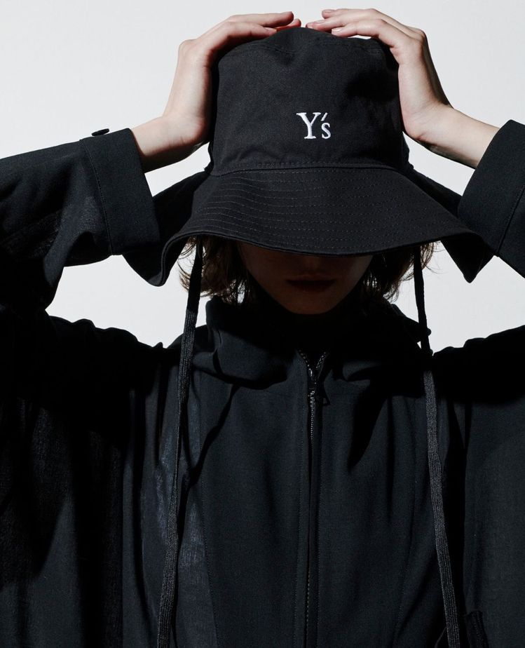 Y's聯名New Era系列提供了少見的野營帽款，一次擁有雙品牌的元素，值得收藏。圖／摘自Yohji Yamamoto官網