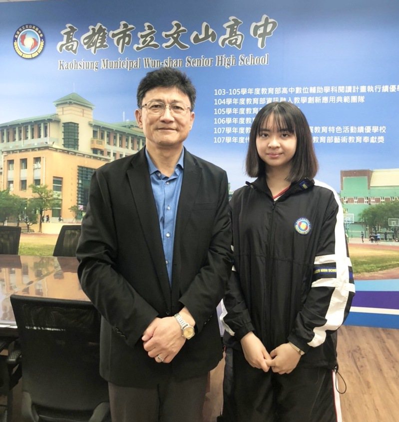 文山高中校長王明政（左）與錄取中國醫藥大學中醫學系的學生黃榆斐（右）。圖／文山高中提供