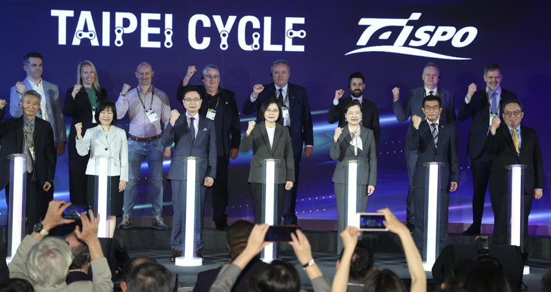 蔡英文總統上午出席2023年台北國際自行車展、台灣國際運動及健身展開幕。記者曾吉松／攝影