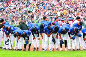 中華隊3月12日以1:7不敵古巴隊，無緣晉級世界棒球經典賽八強複賽，賽後球員與教練團鞠躬感謝球迷支持。圖／聯合報系資料照片