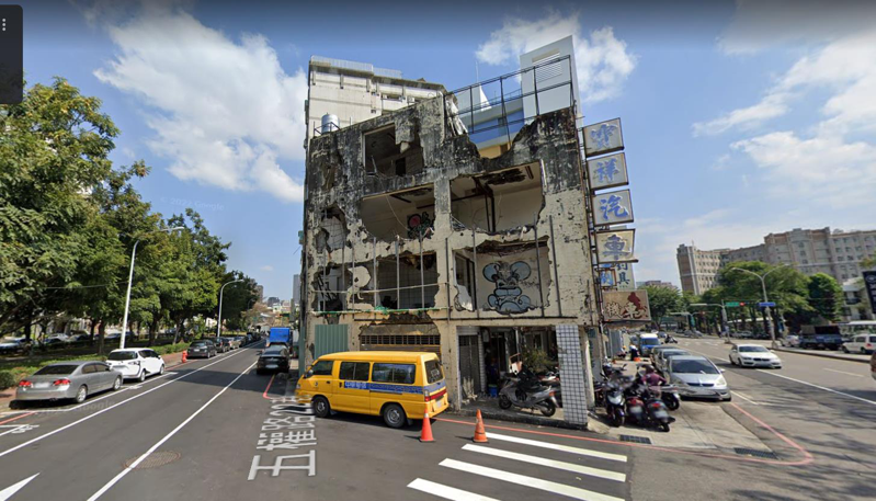 台中市西區主要幹道五權路上，一棟獨立四層樓建築，只有一面牆完整，其他三面從二樓到四樓，每面牆都有大洞，猶如被炮彈轟過。圖/取自google