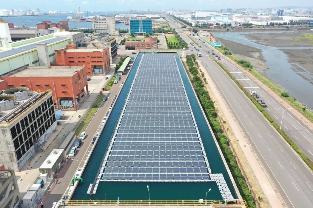 中龍鋼鐵蓄水池上架設漂浮型太陽能設備，減少陽光直照水面，可以降低水分蒸發，減少浪...