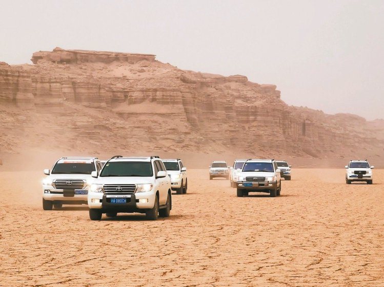專業的吉普車隊，沙漠探險更安全。 記者羅建怡／攝影