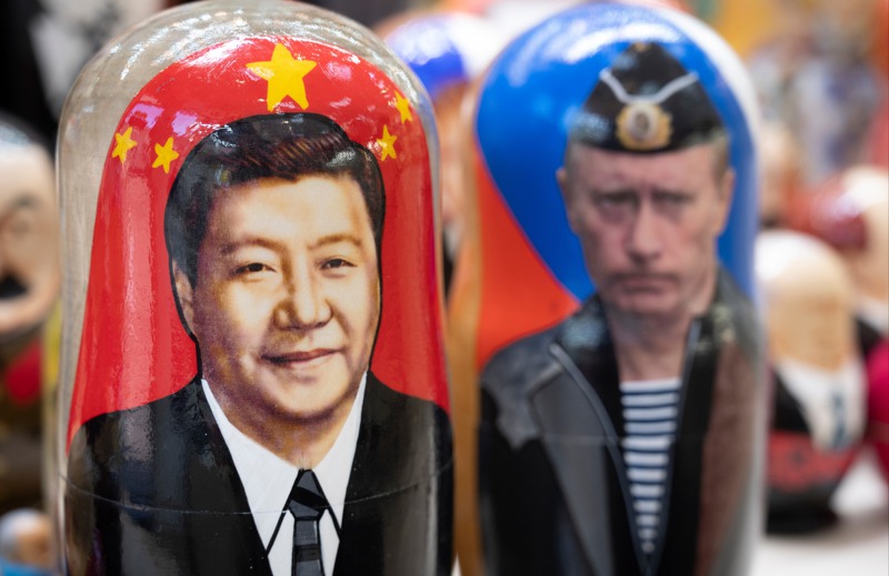 習近平在莫斯科與普亭會面，象徵中俄地位逆轉。如今中國才是「老大哥」，俄國愈來愈像是有求於人的那一方。 美聯社