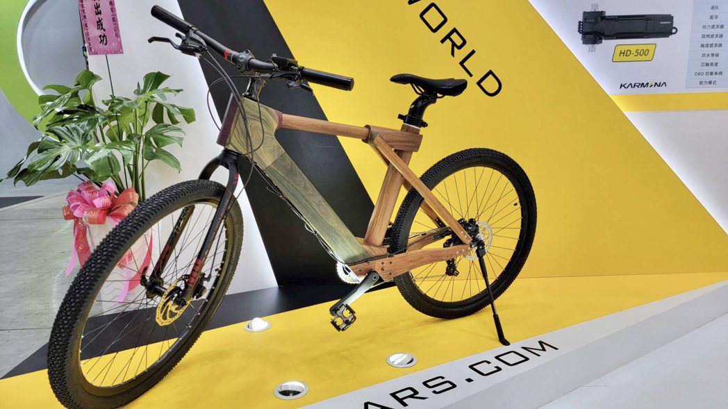鈞興在台北國際自行車展中，展示高扭力下管型中置電機與現場樣車。鈞興提供