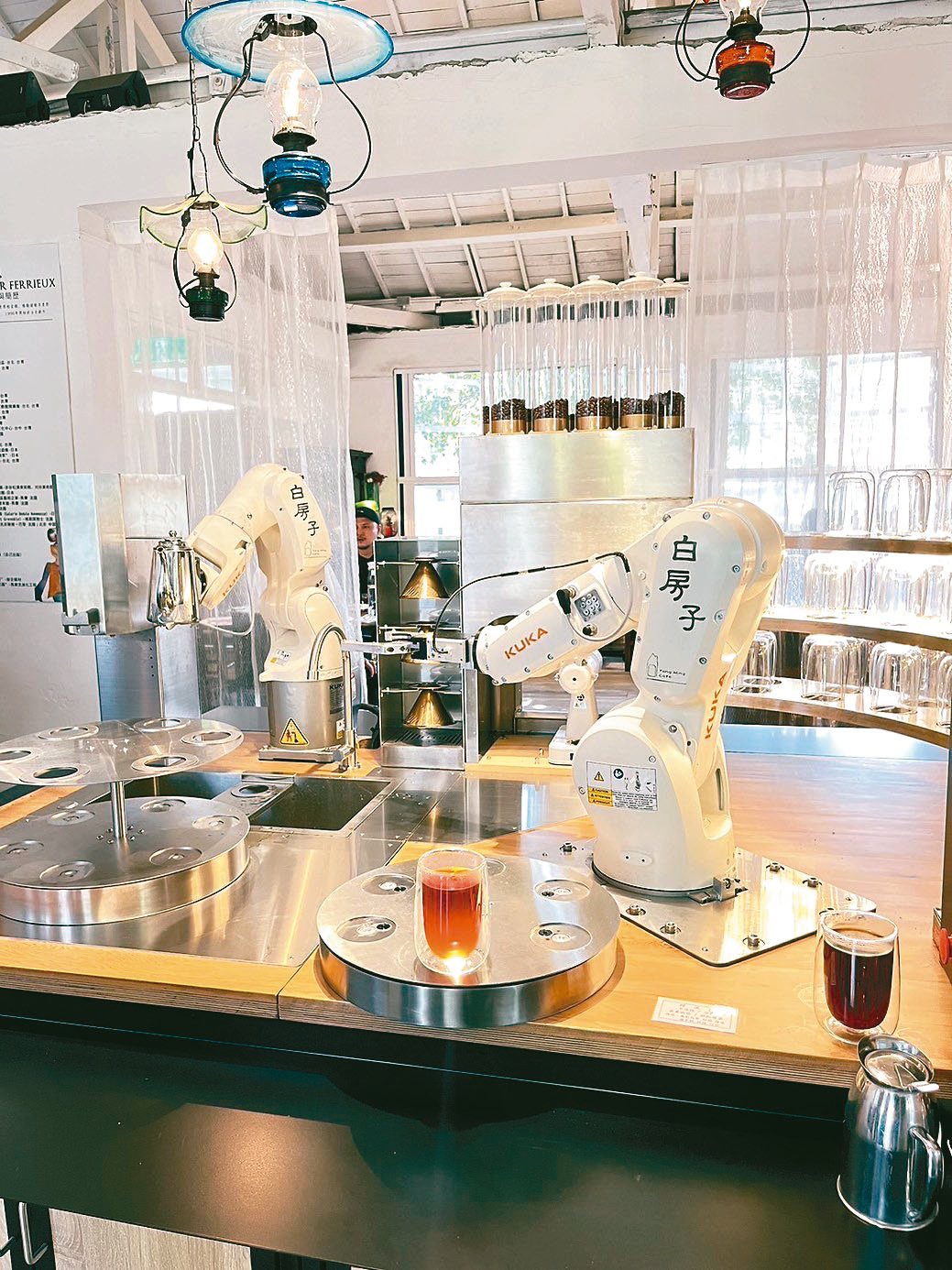 白房子咖啡攜手KUKA，開創AI機器手臂挑戰咖啡職人的手沖口感咖啡。
台灣KUKA／提供