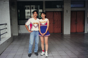 台北市長蔣萬安（左）大方公開他與太太石舫亘（右）就讀政大外交系時期的啦啦隊合照，當時青澀的學生模樣，和現在有滿滿的「反差萌」。圖／台北市府提供