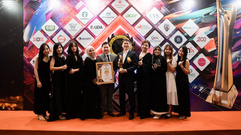全宇自有保健食品品牌GKBio獲得馬來西亞最佳保健食品品牌，圖右五為全宇董事長彭士豪。圖／全宇生技提供
