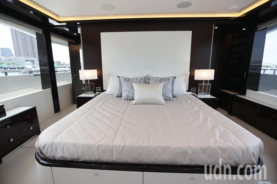 東哥遊艇最貴的 2500 萬美元遊艇首度亮相，主臥室十分奢華。記者劉學聖／攝影
