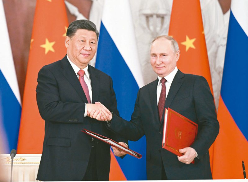 大陸國家主席習近平（左）與俄國總統普亭（右）廿一日簽署深化雙邊戰略關係聯合聲明。（歐新社）