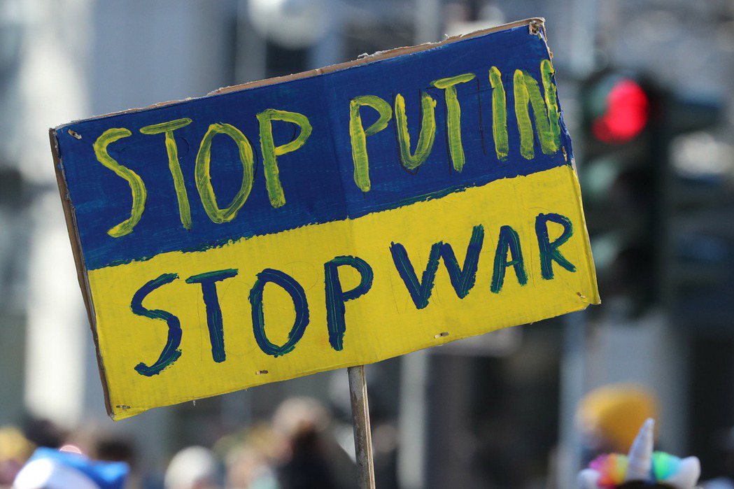 俄烏戰爭未停息，德國科隆反戰和平示威活動民眾手持寫有「制止普丁、停止戰爭」的標語。 圖／歐新社