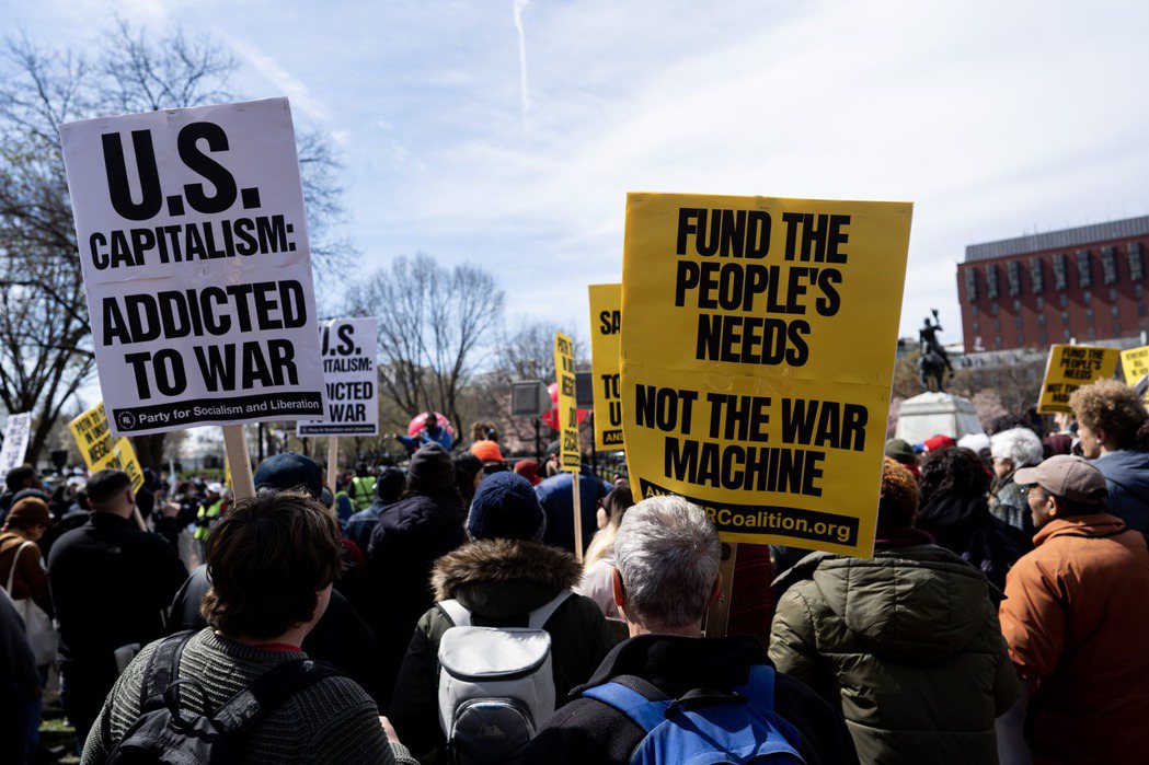 3月18日，反戰人士在美國首都華盛頓特區白宮前參加集會。 圖／新華社