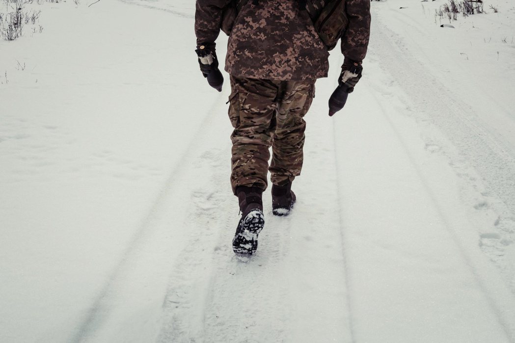 圖為2月16日，一名烏克蘭軍人帶著迫擊砲彈走向在巴赫姆特的射擊陣地。 圖／美聯社...