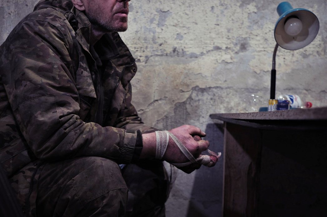 3月12日，一名前刑事罪犯、瓦格納成員被烏軍俘虜後，坐在審訊室裡。 圖／法新社 