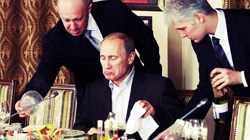 圖為2011年普丁在莫斯科的餐廳用餐，左邊即為「普丁的大廚」葉夫根尼·普里格津。...