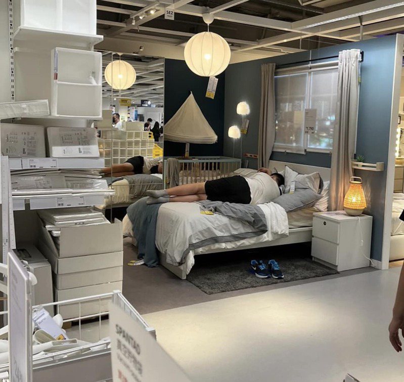 男子在宜家家居（IKEA）內床上熟睡照片廣傳。 圖／擷自臉書社團「好fashion呀你」