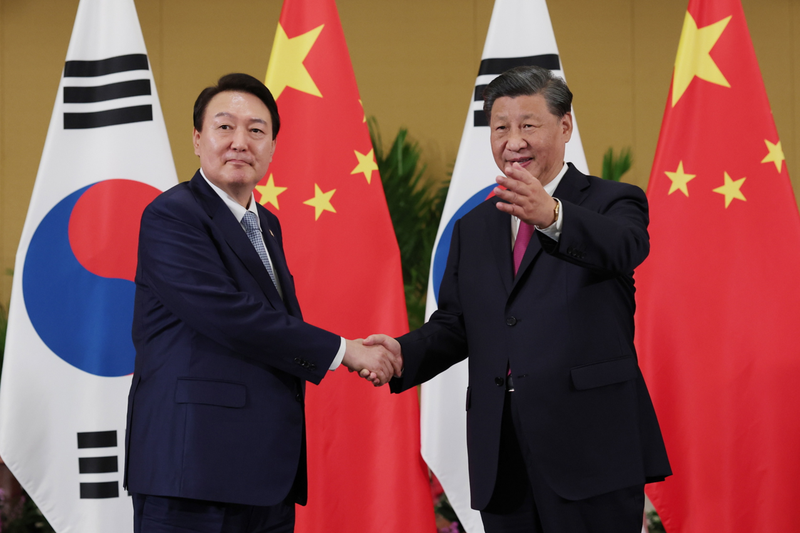 南韓總統尹錫悅（左）上任以來，對北京態度相當謹慎。圖為尹錫悅與大陸國家主席習近平（右）2022年在G20峰會場邊會面。歐新社