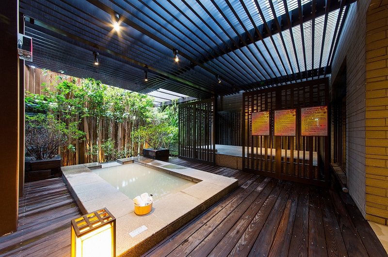 北投麗禧的房客可免費使用9米挑高庭園設計的露天風呂。  北投麗禧／提供