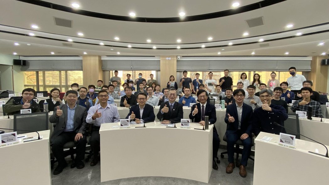 「AI 機器學習資料分析專業人才培訓班」開訓典禮參與人員大合照。 中華電信/提供