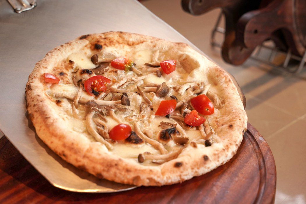 爐烤義式披薩區特別採DIY的方式，讓客人可以自行選擇配料。業者/提供