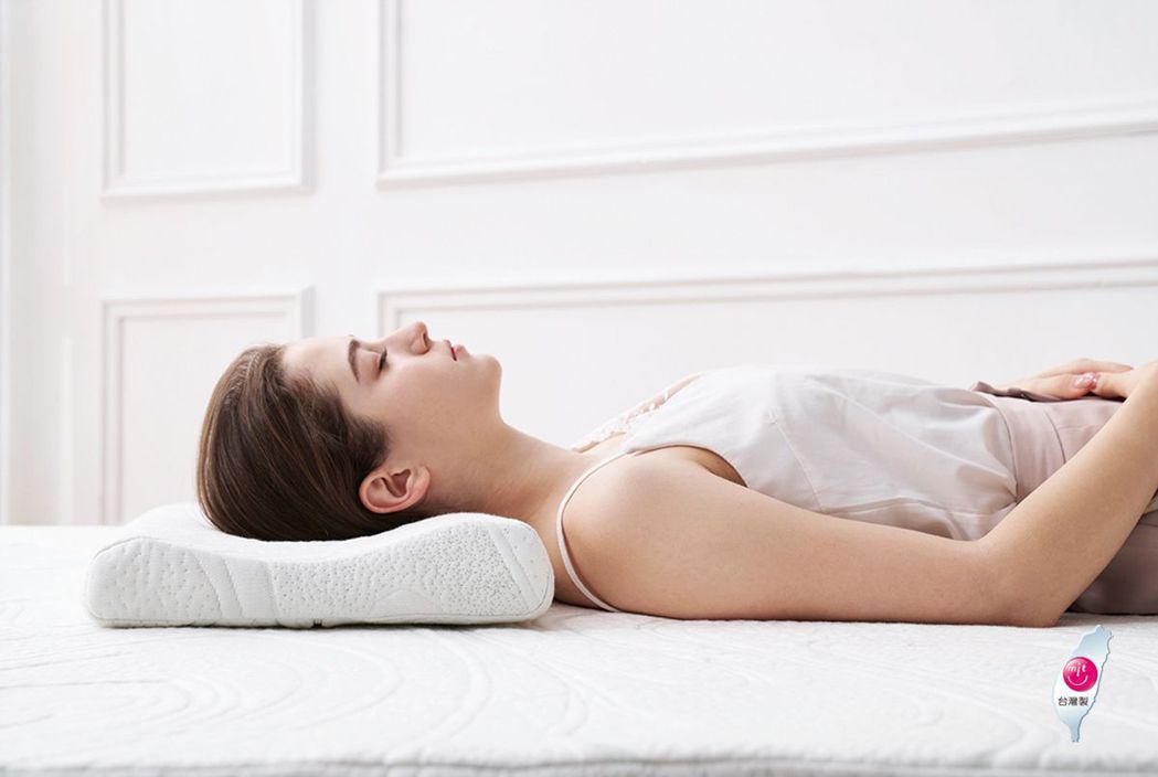 選擇不過高，有支撐住頸椎不會壓迫到神經的枕頭，可以幫助快速進入睡眠。(圖/TEN...