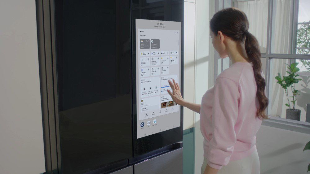 Bespoke 4-Door Flex Family Hub冰箱配備32吋無框顯...
