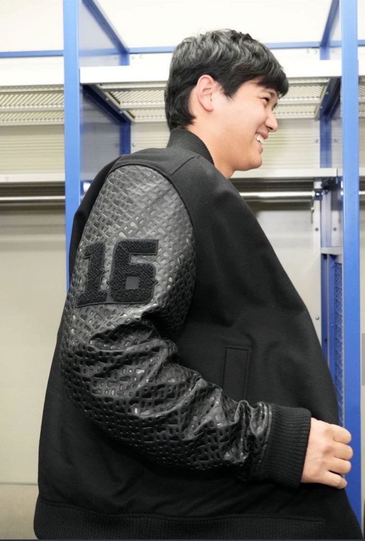 大谷翔平身穿BOSS特別訂製2023 WBC棒球夾克外套。圖／BOSS提供