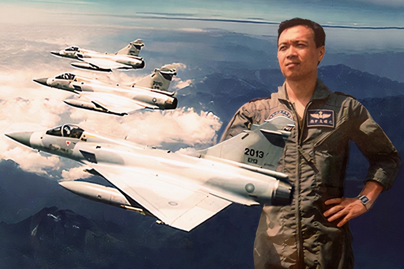 沈耀文因胃癌過世，他是國軍首兩批學飛幻象2000戰機的中華民國飛官。圖為兩張照片後製而成。圖／沈耀文照片由吳慶璋提供、幻象2000照片為空軍檔案照