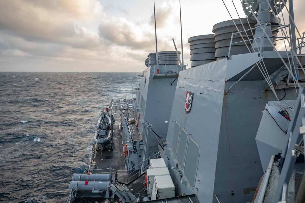 共軍指控美軍勃克級導向飛彈驅逐艦米利厄斯號（USS Milius），23日未經中...