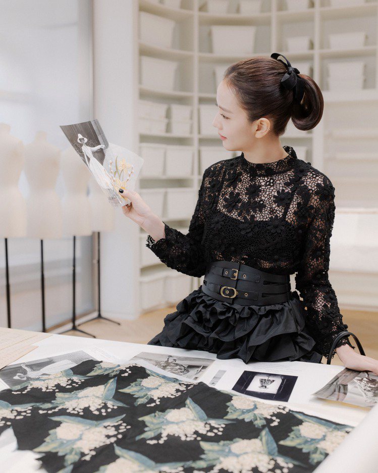 DIOR全球時尚與美妝品牌大使JISOO在巴黎秋冬時裝周期間，受邀參觀位於總部的...