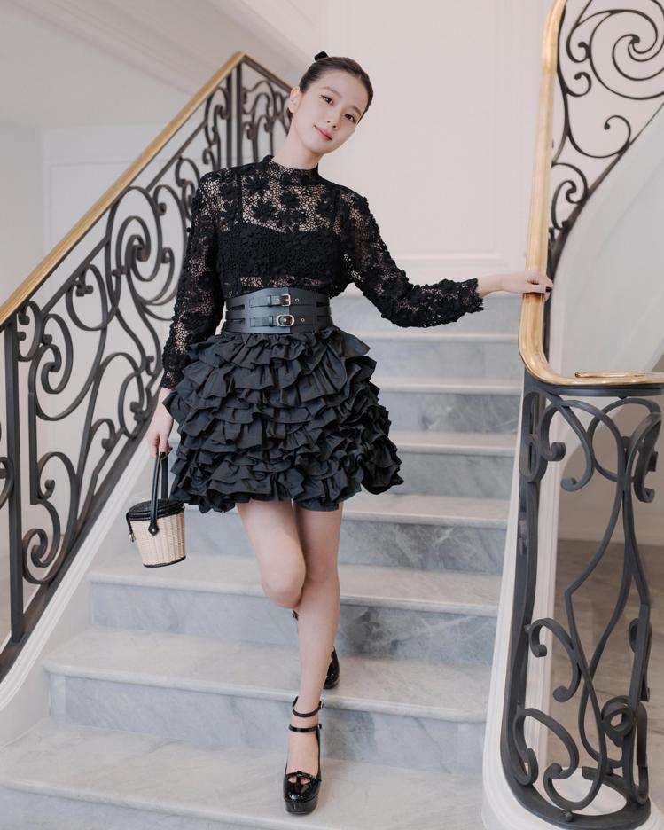 DIOR全球時尚與美妝品牌大使JISOO在巴黎秋冬時裝周期間，受邀參觀位於總部的...