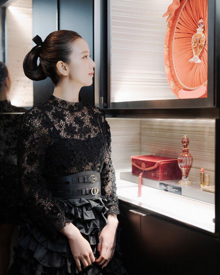 DIOR全球時尚與美妝品牌大使JISOO在巴黎秋冬時裝周期間，受邀參觀位於總部的歷史檔案室。圖／DIOR提供