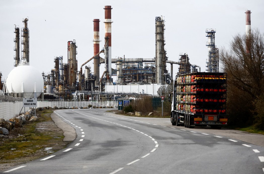 法國煉油廠勞工罷工也在全球油市引發漣漪效應。路透