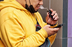 主打「禁止電子煙、納管加熱菸」的菸害防制修法昨天上路，但財政部宣布，民眾可從國外入境攜帶菸品品項不包含加熱菸，不少民眾納悶且錯愕，圖為抽電子煙民眾。圖／聯合報系資料照片