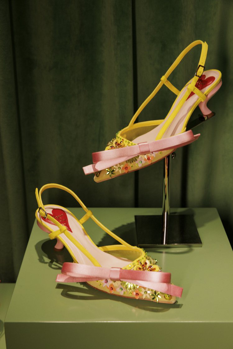 Virgule Bow黃粉撞色蝴蝶結刺繡逗號跟鞋，88,000元。圖／Roger...