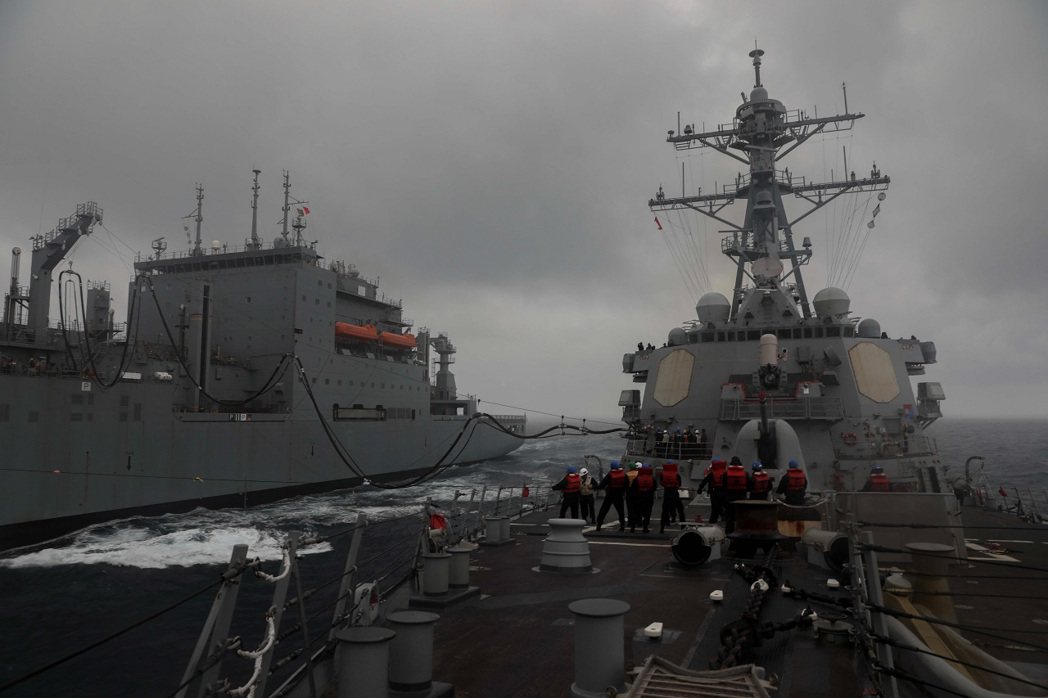 美國海軍「米利厄斯號」驅逐艦（右）20日在東海作業時，與乾貨船「凱薩．查維茲號」...