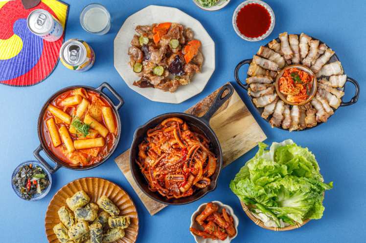 「吉哆火鍋百匯」自即日起限時推出「韓國美食節」活動，一次可以吃到5間韓式料理的招...
