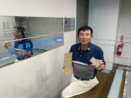 長科董事長黃嘉能向法人展示Mini LED金屬導線架獨門利器。圖/聯合報系資料照片