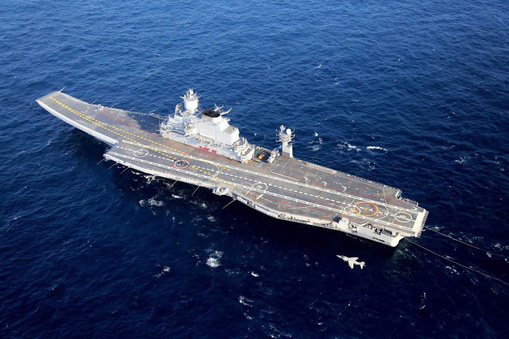 圖為超日王號航空母艦（INS Vikramaditya）。 圖／維基共享