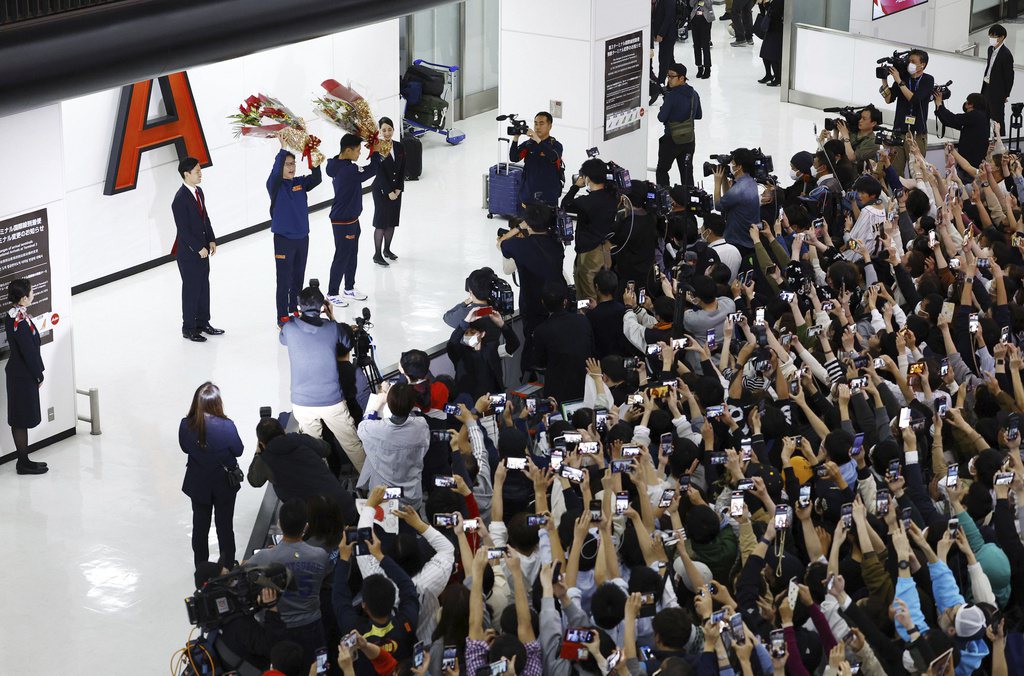 奪得本屆經典賽冠軍的日本隊在23日返國，大批媒體及球迷在成田機場迎接。 圖／美聯社