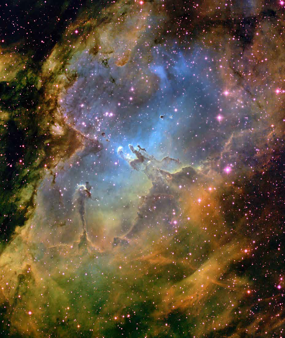 老鷹星雲（M16）是我們銀河系中最壯觀的恆星形成星雲之一，它的整體形狀看起來隱約有點像隻老鷹的模樣。高大的柱狀和圓球形的塵埃和低溫氣體，是大量恆星形成的區域。已經有幾顆明亮可見的年輕恆星，發出光和風推動剩下細絲狀的氣體和塵埃。 圖／大石國際文化提供
