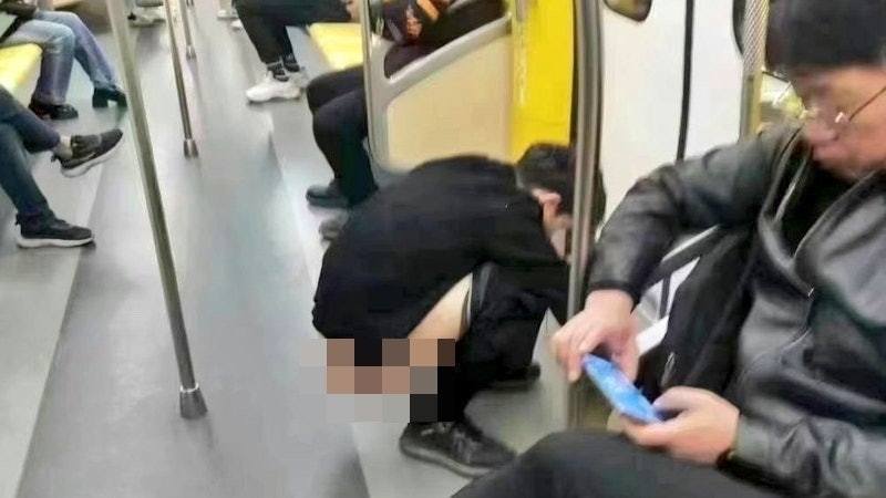 網傳圖片顯示，一名身著黑色衫褲的男子，竟在地鐵車廂中公然除褲大便。圖擷自網傳圖片