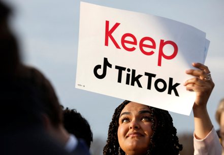 美國民眾高舉抗議牌，希望TikTok的使用不會遭到禁止. (路透)