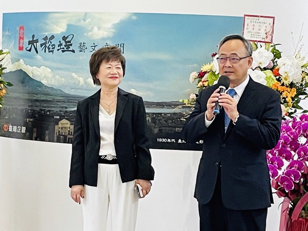 臺灣企銀總經理張志堅（右）在開展典禮致詞，肯定藝術家范巧貞（左）在藝術創作方面的...