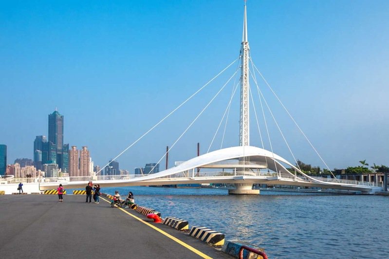 高雄港大港橋是台灣第一座水平旋轉橋，也是亞洲最長的跨港旋轉橋，成為港區地標。圖／高港提供