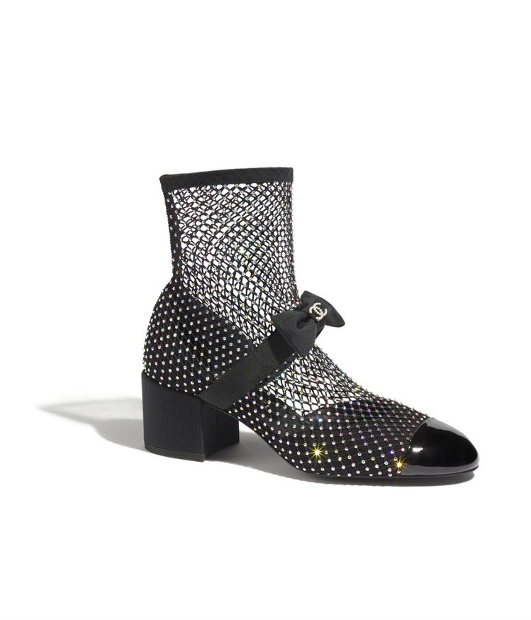 幻彩水晶鑲飾蝴蝶結低筒網狀襪靴，72,100元。圖／香奈兒提供