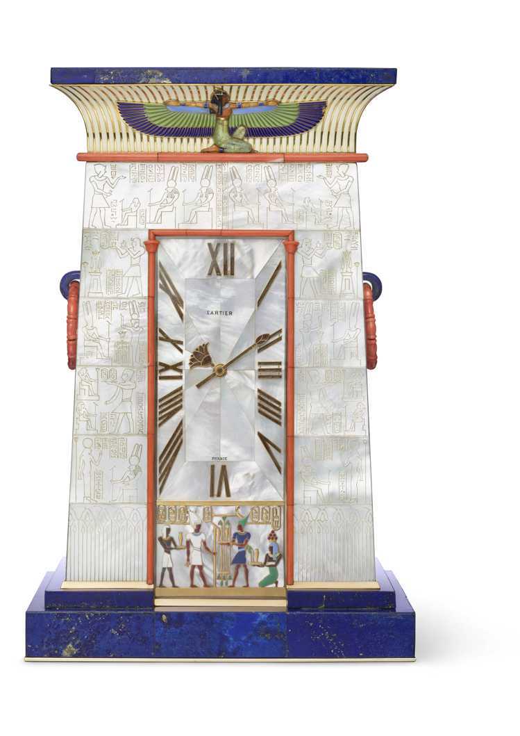 展品之一為一件1927年卡地亞巴黎製作的埃及風格自鳴鐘，金、鍍銀、螺鈿、珊瑚、青金石、祖母綠、紅玉髓和琺瑯。圖／卡地亞提供