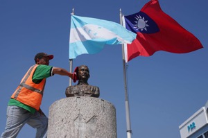 據了解，宏都拉斯總統卡斯楚上任後，已透過家人與中國大陸在第三地接觸頻繁。圖為宏國首都特古西加爾巴的中華民國廣場上的孫逸仙銅像和雙方國旗。法新社